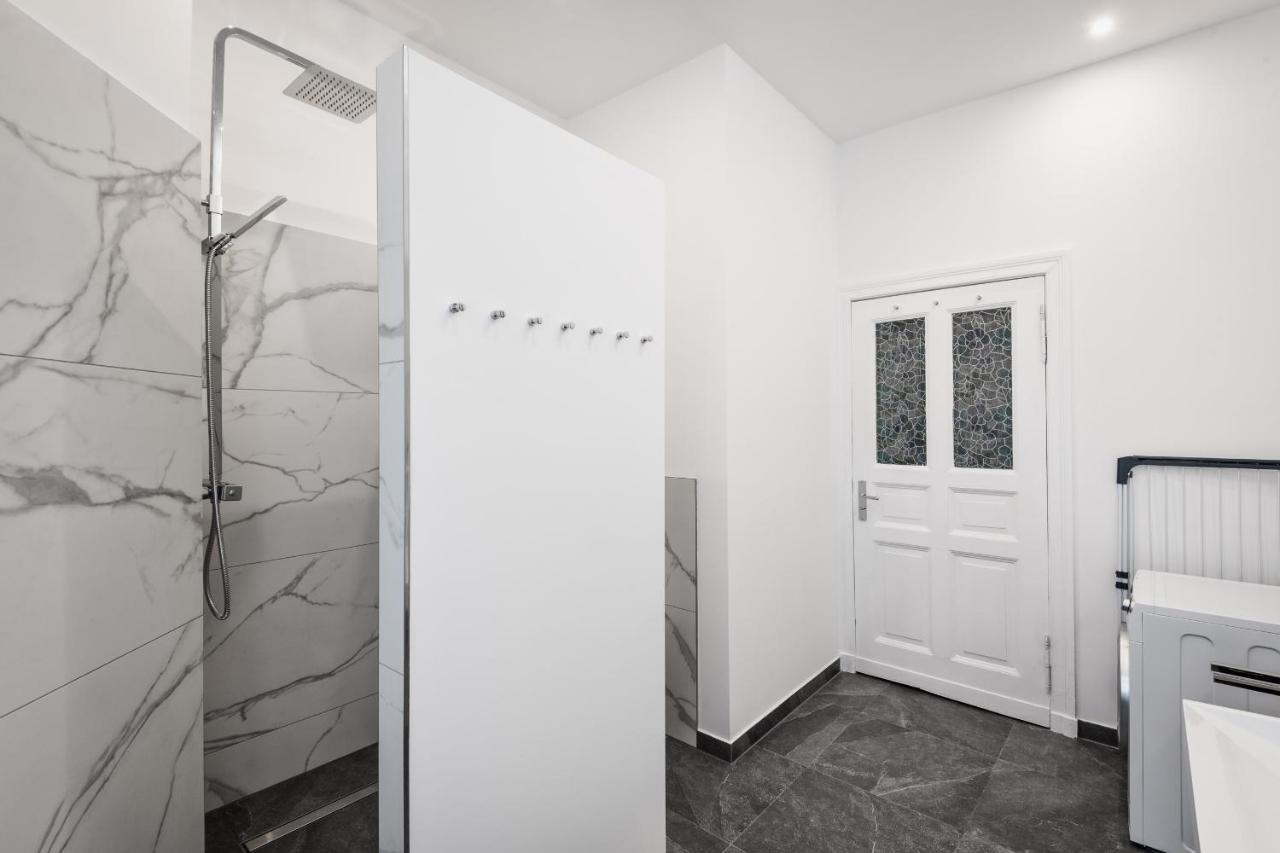 Riesiges Apartment Nahe Kudamm Sehr Schoner Altbau 123M2 Gross 12 Gaste Берлин Экстерьер фото